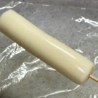 チーズにくしを刺す
