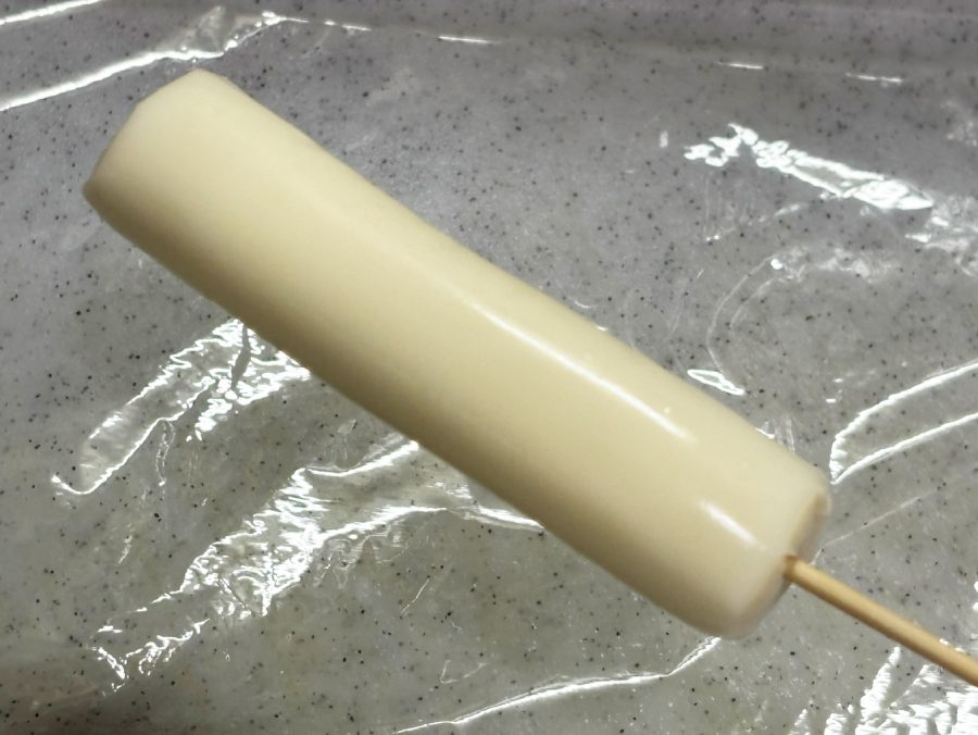 チーズにくしを刺す