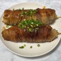 最後に万能ネギや七味をトッピングすれば完成