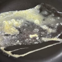 フライパンにバターを溶かす