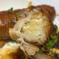 外側の豚肉はカリッと香ばしく、中からはチーズが登場