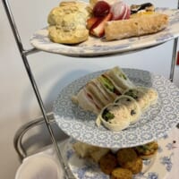 見慣れた3段のケーキスタンド