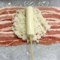 ごはん、豚バラ肉を巻き付ける