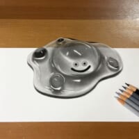 「本物？」と二度見必至　超絶技巧で描かれた「はぐれメタル」の色鉛筆画に驚愕