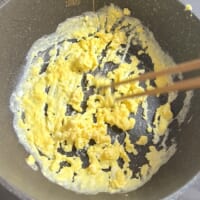 卵を炒める