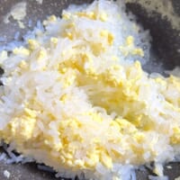 卵としらたきを炒め合わせる