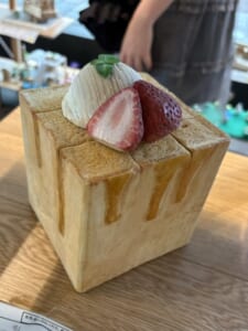 リアルすぎるハニートーストの正体は“木”　小6が35時間かけ制作
