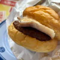オムレツ、ベーコン、ハンバーグの三層が実においしそう