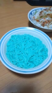 そうめん好きも思わず顔面蒼白？　真っ青な「蒼めん」爆誕