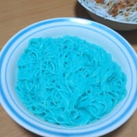 そうめん好きも思わず顔面蒼白？　真っ青な「蒼めん」爆誕