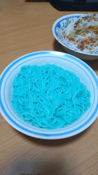 そうめん好きも思わず顔面蒼白？　真っ青な「蒼めん」爆誕
