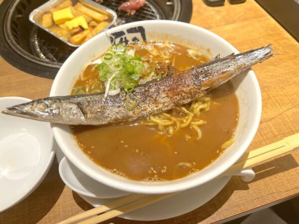 丼にサンマが丸ごと横たわる衝撃　牛角の「秋刀魚ラーメン」実食レポ