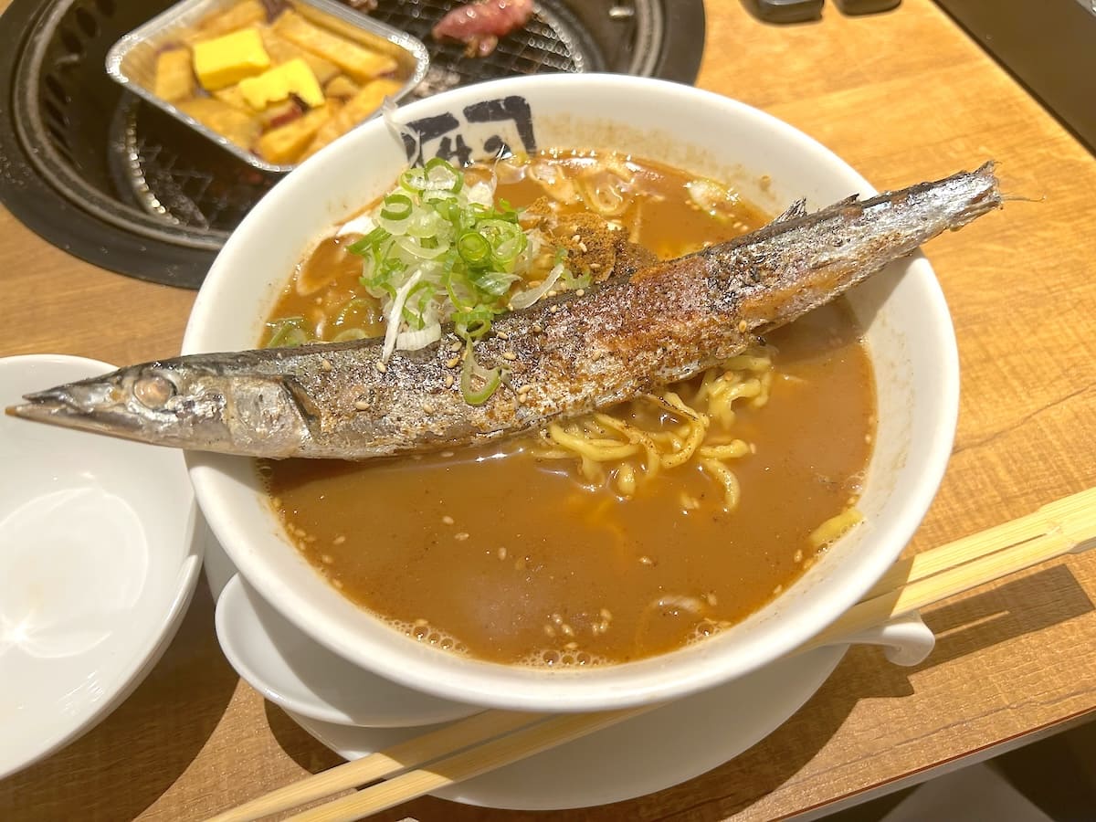 丼にサンマが丸ごと横たわる衝撃　牛角の「秋刀魚ラーメン」実食レポ