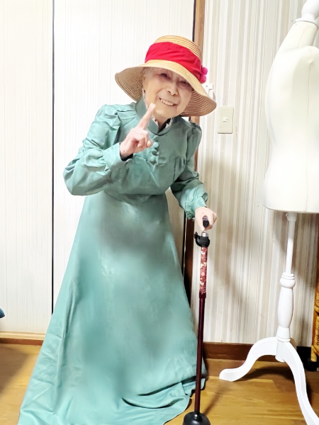 世代を超えて楽しむコスプレ　93歳ひいおばあちゃんの「ソフィー」にほっこり