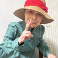 ピースサインを披露するひいおばあちゃん