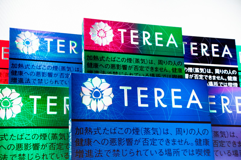紋の美しさと奥行きを引き立てる特殊なエンボスUV加工が施され、視覚と触感の両面でプレミアム感を演出