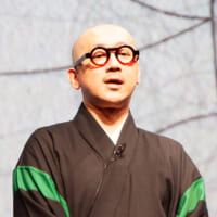 デザインのテーマとメッセージを語る波戸場耀鳳さん