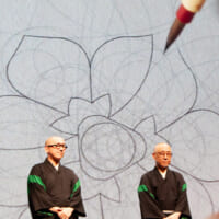 円や線の軌跡をすべて残す「紋曼荼羅（もんまんだら）」という技法を取り入れ、幾重にも重なる円を表現