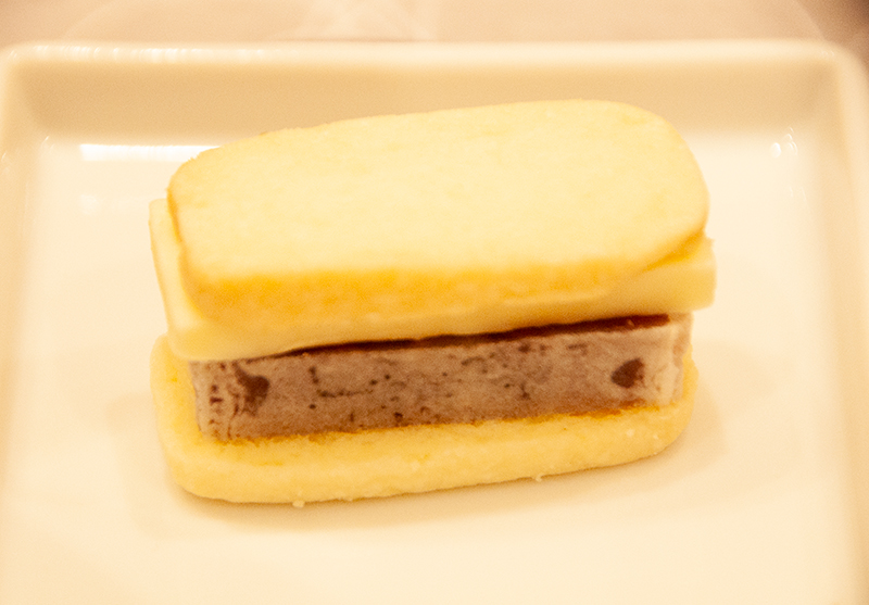 きんつばをベースに、米粉やアーモンドを使用したサブレ生地と発酵バターを重ねた「塩バターサブレ」