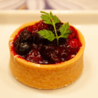 甘酸っぱいミックスベリーとクリームチーズを合わせ、アクセントにライスパフを入れた「ベリー＆チーズタルト」