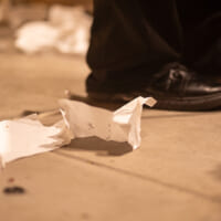 清掃員の仕事を体験する中、各所に落ちているゴミを拾うことで、その背後に隠された物語に巻き込まれていく