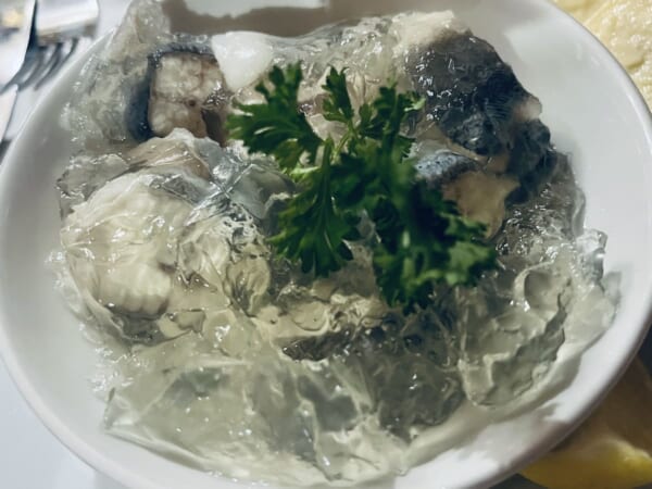 英国伝統のうなぎ料理は“水槽の味”？日本にはない「ゼリー寄せ」の衝撃
