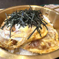 直径18センチ、深さ10センチほどの鍋に盛られたかつ丼。「アタマ」が通常のかつ丼セットの2倍