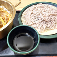 かつ丼に添えられたそばが味変で大活躍