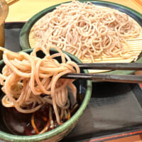 そばを”チェイサー”にして、倍盛りの鍋かつ丼を食べ進める