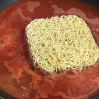 沸騰したら乾麺を投入