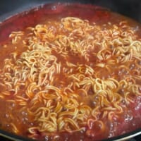 赤いスープで麺が泳ぐ姿は、見慣れたインスタントラーメンとはまるで別物