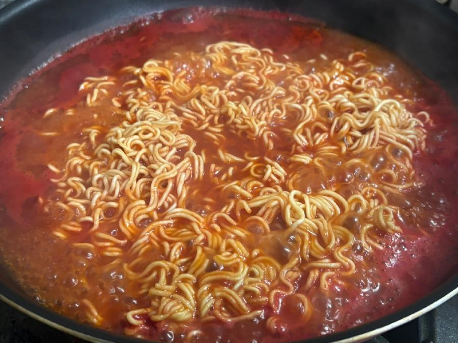 赤いスープで麺が泳ぐ姿は、見慣れたインスタントラーメンとはまるで別物
