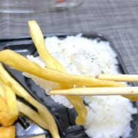 ポテトと白ごはんを一緒に食べる