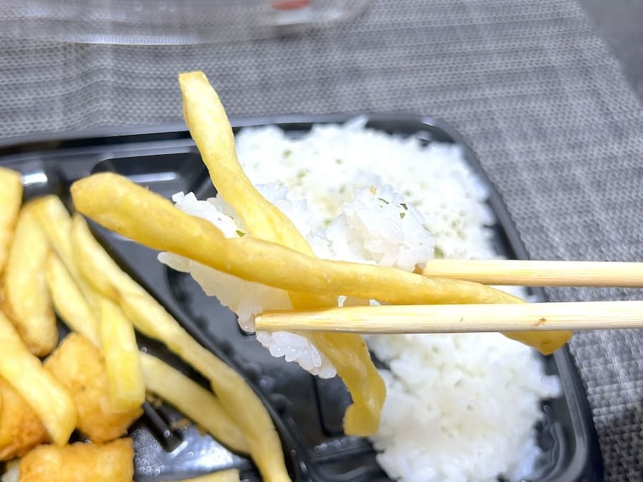 ポテトと白ごはんを一緒に食べる