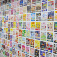 ディスプレイシートが壁一面にずらり