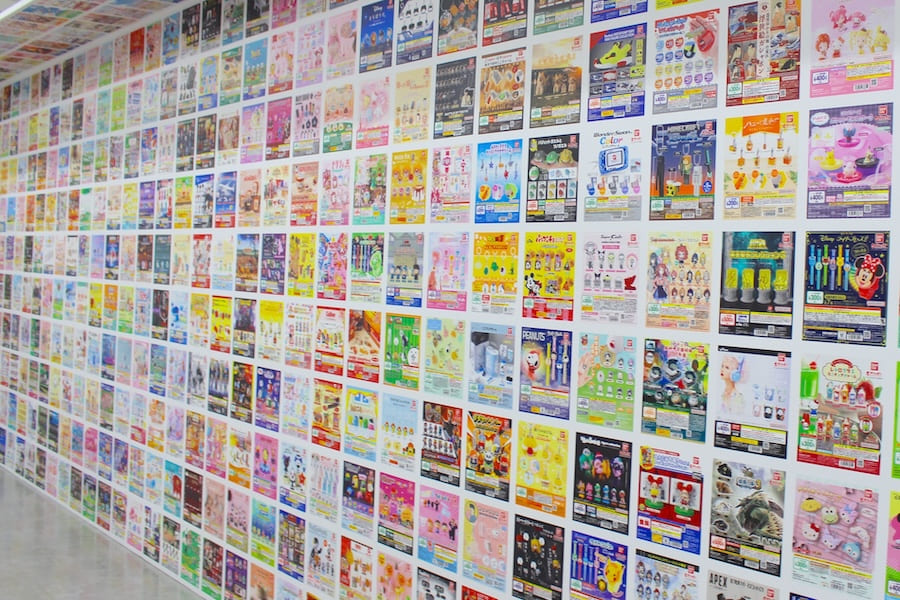 ディスプレイシートが壁一面にずらり