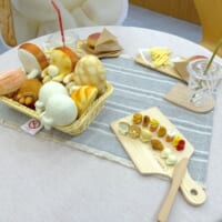 キャラクターたちが三角座り