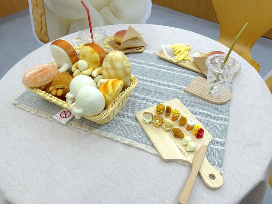 キャラクターたちが三角座り