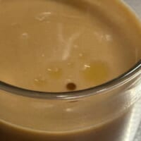 どう見ても「スープの上に浮かんだ脂」