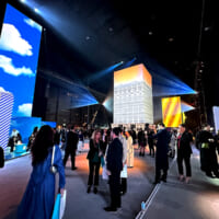1万平方メートルを超える広大な会場には多彩な映像やアトラクションが目白押し