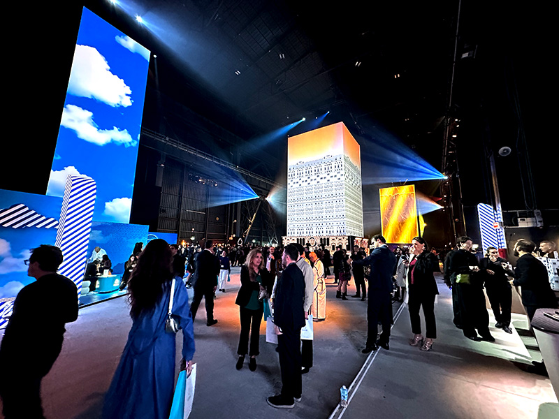 1万平方メートルを超える広大な会場には多彩な映像やアトラクションが目白押し