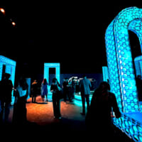 1万平方メートルを超える広大な会場には多彩な映像やアトラクションが目白押し