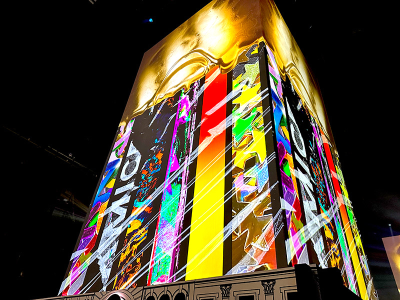 IQOSコラボクリエイターの世界観を表現した「映像タワー」