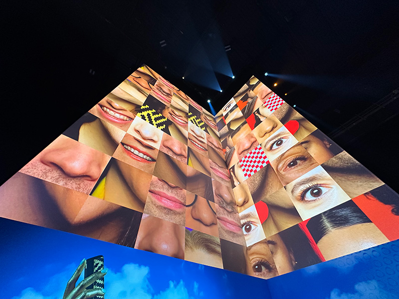 IQOSコラボクリエイターの世界観を表現した「映像タワー」