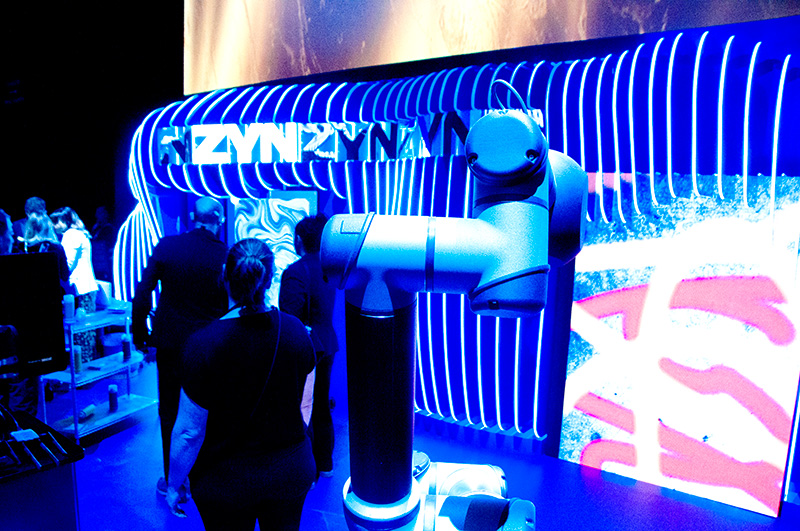 IQOSコラボクリエイターの世界観に入り込めるアトラクション