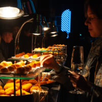 多彩な趣向に対応したフードコートとバーカウンター