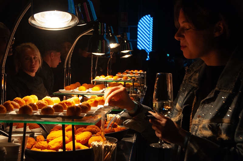 多彩な趣向に対応したフードコートとバーカウンター