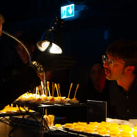 会場の盛り上がりに華を添えるフード＆バー