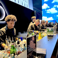 多彩な趣向に対応したフードコートとバーカウンター