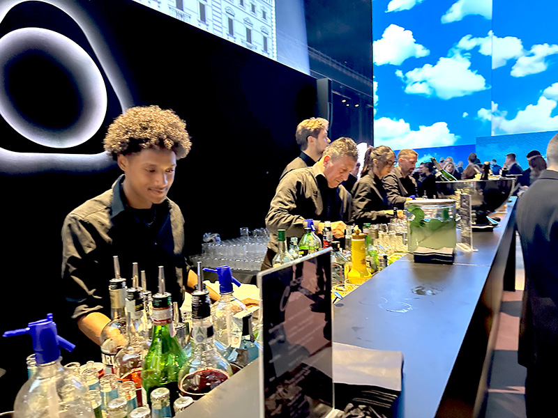 多彩な趣向に対応したフードコートとバーカウンター